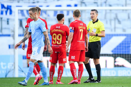 IFK Norrköpings spelare i samtal med domare Bojan Pandzic