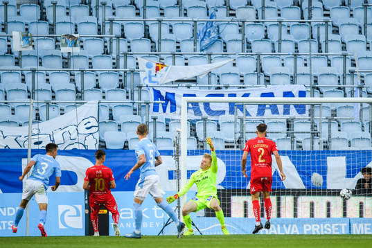 Malmö FFs Jonas Knudsen med ett bortdömt mål bakom IFK