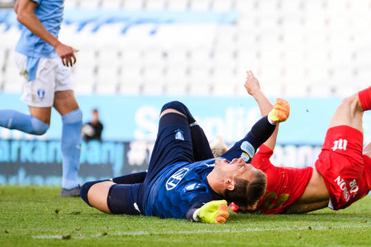 Malmö FFs målvakt Johan Dahlin har ont