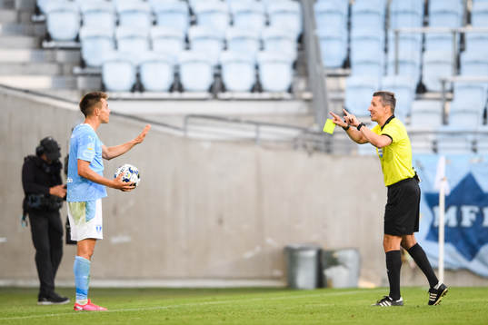 Malmö FFs Jonas Knudsen får en varning av domare Bojan