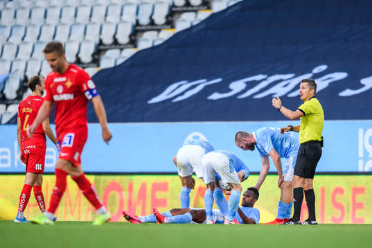Malmö FFs Isaac Kiese Thelin har ont