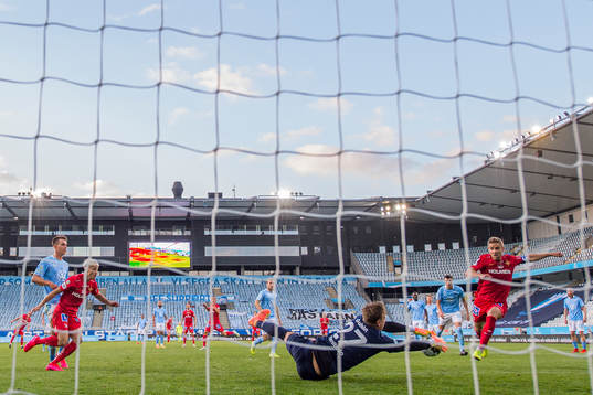 Malmö FFs målvakt Johan Dahlin räddar framför IFK