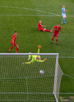 Malmö FFs Sören Rieks gör 1-0 bakom IFK Norrköpings
