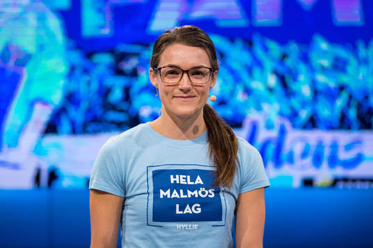 Saga Fredriksson i Malmö FFs Studio i blått