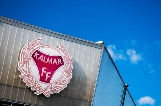 Kalmars klubbmärke på Guldfågeln Arena