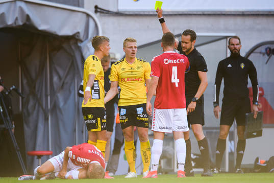 Elfsborgs Per Frick får en varning