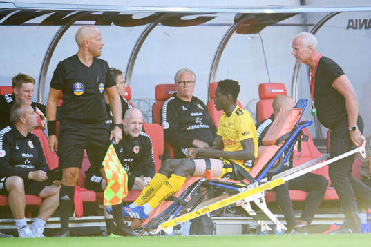 Elfsborgs Joseph Okumu lämnar planen på bår
