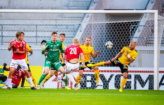 Kalmars Carl Gustafsson skjuter ett skott