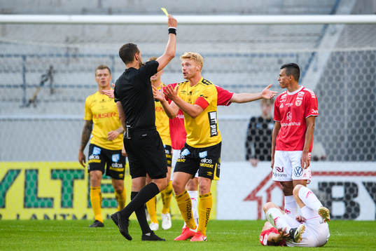 Elfsborgs Sivert Heltne Nilsen får en varning