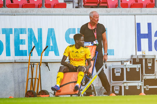 Elfsborgs Joseph Okumu körs ut på bår