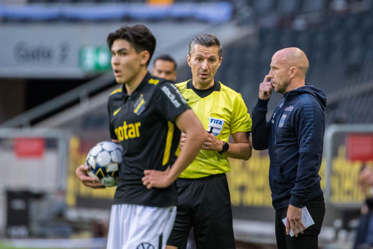 Domare Bojan Pandzic i samtal med Sirius tränare Henrik