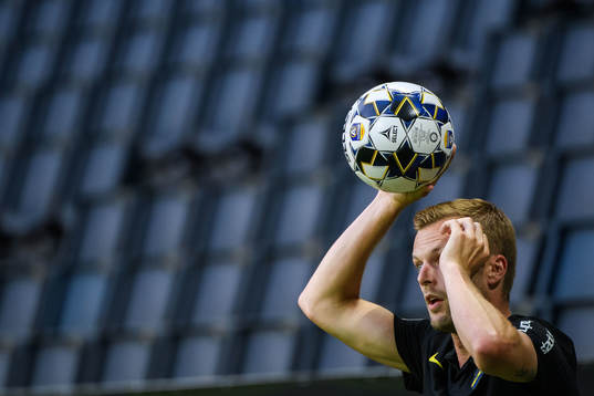 s Sebastian Larsson