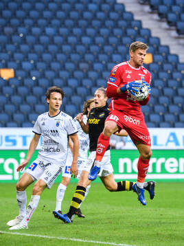 Sirius målvakt Lukas Jonsson med en räddning