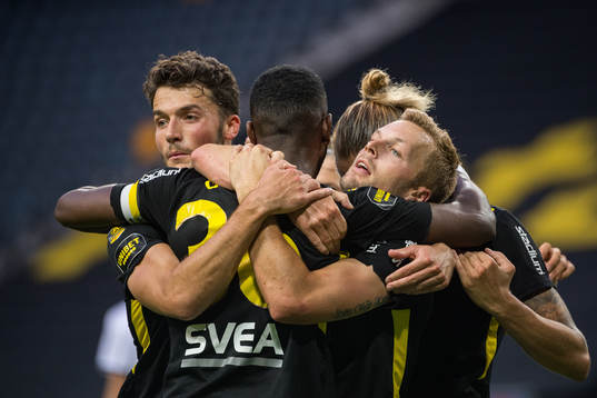 s Henok Goitom jublar med Sebastian Larsson