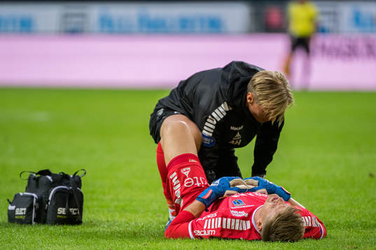 Sirius målvakt Lukas Jonsson får vård