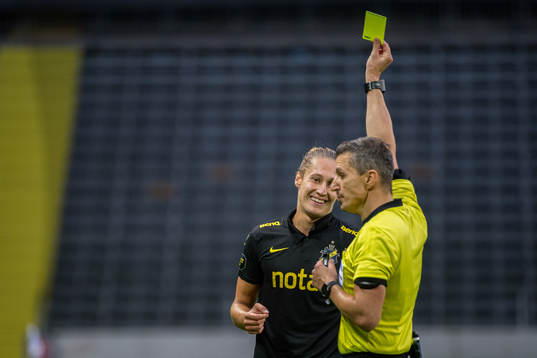 s Felix Michel får gult kort av domare Bojan Pandzic