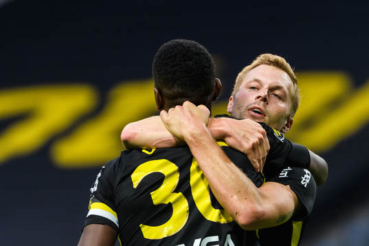 s Henok Goitom och Sebastian Larsson jublar