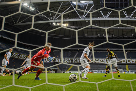 s Henok Goitom gör 1-0 bakom Sirius målvakt Lukas Jonsson
