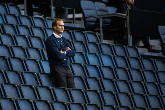 s sportchef Henrik Jurelius på läktaren