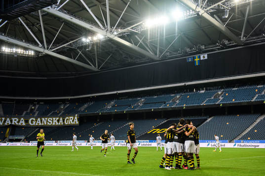 s Henok Goitom jublar med lagkamrater