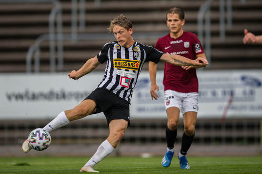 Landskronas Robin Hofsö laddar för skott
