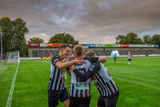 Landskronas Niklas Nielsen jublar med Hampus Ferhm och