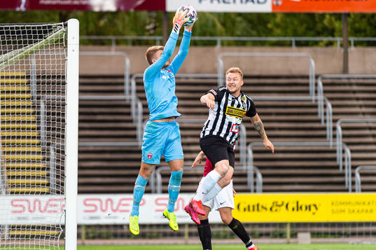 Landskronas Niklas Nielsen mot Qvidings målvakt Marcus