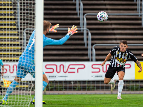 Landskronas Hampus Ferhm med nick mot mål