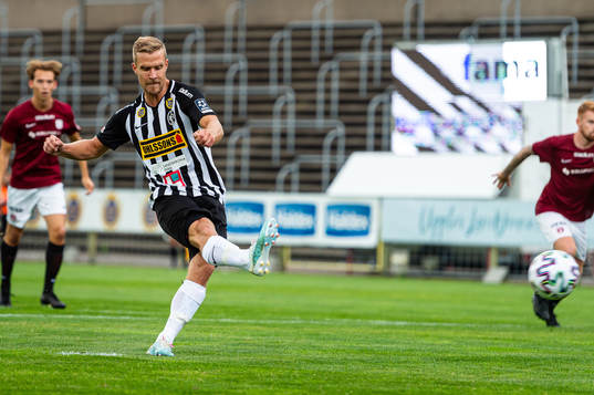 Landskronas Linus Olsson med en straffspark