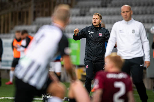 Qvidings tränare Henrik Fridolvsson reagerar
