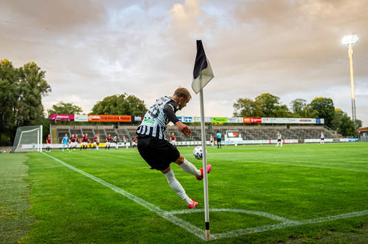 Landskronas Jonathan Asp med en hörnspark som leder till