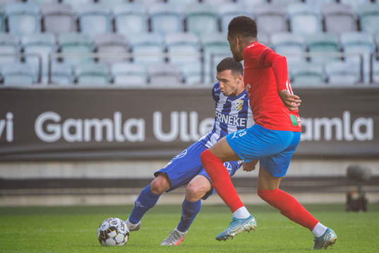 IFK Göteborgs Giorgi Kharaishvili gör 1-0 målet förbi