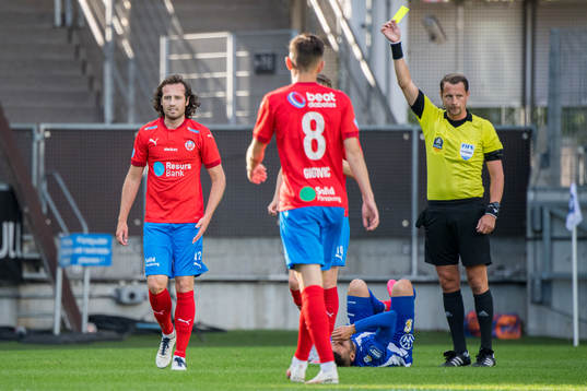 Helsingborgs Mix Diskerud får gult kort av domare Andreas