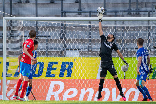 IFK Göteborgs målvakt Ioannis Anestis med en räddning