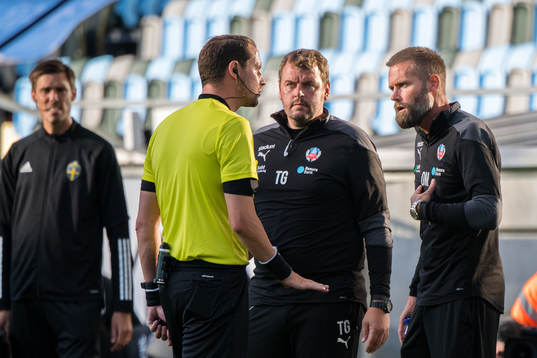 Domare Andreas Ekberg i samtal med Helsingborgs tränare