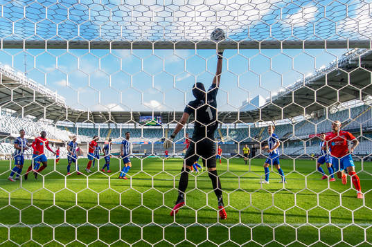 IFK Göteborgs målvakt Ioannis Anestis räddar en nick