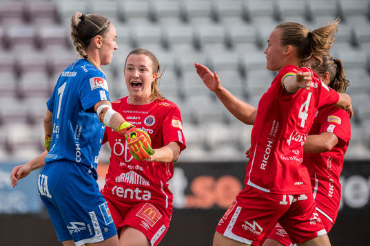 Örebros målvakt Moa Öhman jublar med Maja Regnås och