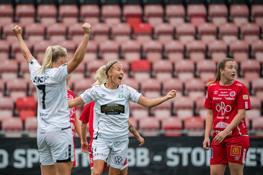 Göteborgs Stina Blackstenius och Emma Kullberg jublar