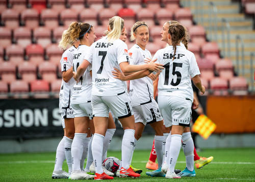 Göteborgs Emma Kullberg jublar med lagkamrater