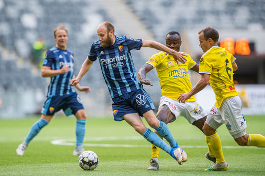Djurgårdens Curtis Edwards mot Falkenbergs Nsima Peter och