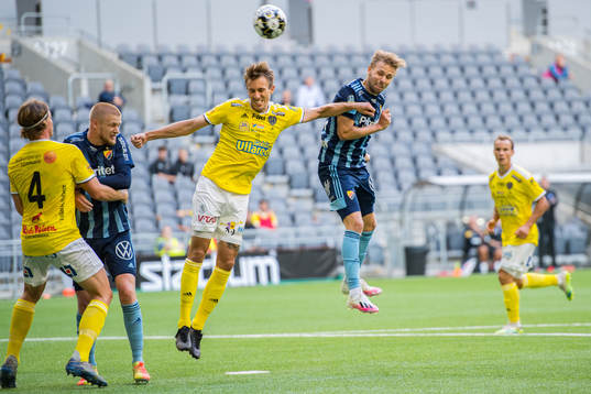 Falkenbergs Tobias Karlsson och Djurgårdens Jonathan Ring