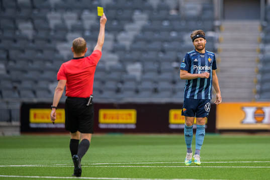 Djurgårdens Jacob Une Larsson får gult kort