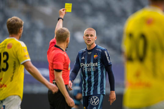 Djurgårdens Kalle Holmberg får gult kort