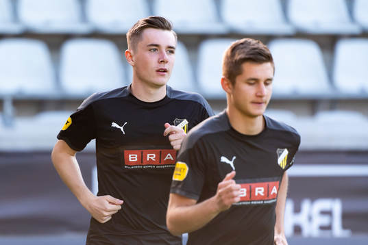 Häckens Patrik Wålemark värmer upp innan fotbollsmatchen