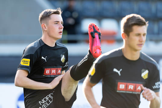 Häckens Patrik Wålemark värmer upp innan fotbollsmatchen