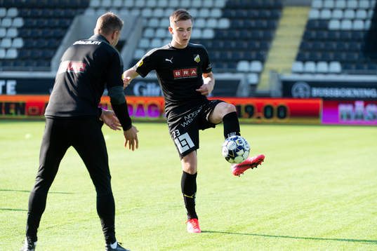 Häckens Patrik Wålemark värmer upp innan fotbollsmatchen