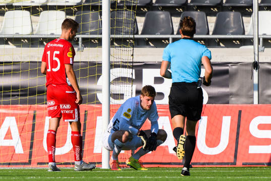 Elfsborgs målvakt Tim Rönning skadar sig