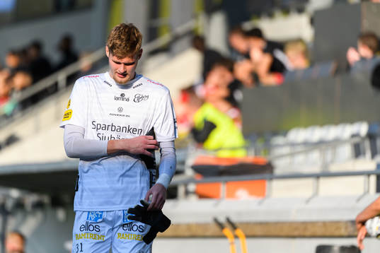 Elfsborgs målvakt Tim Rönning lämnar planen
