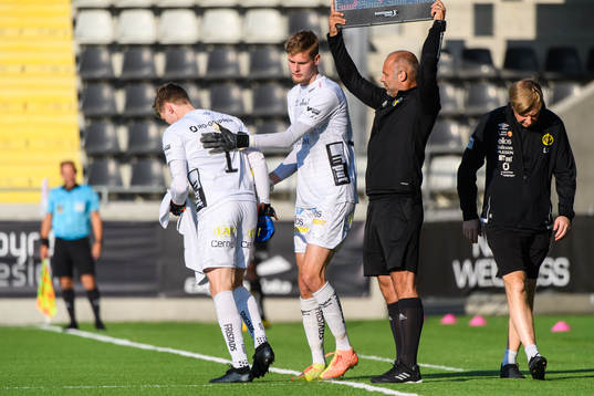 Elfsborgs målvakt Tim Rönning byter med målvakt Mathias