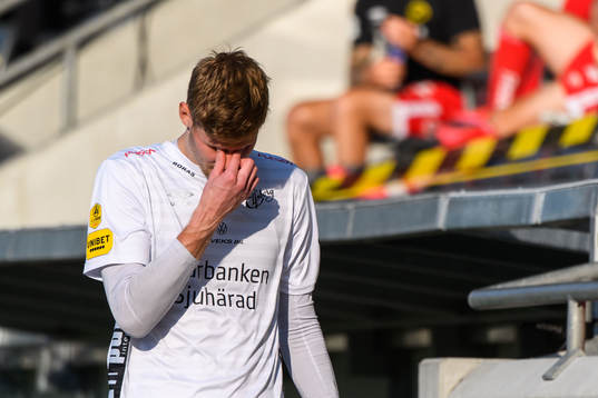Elfsborgs målvakt Tim Rönning lämnar planen